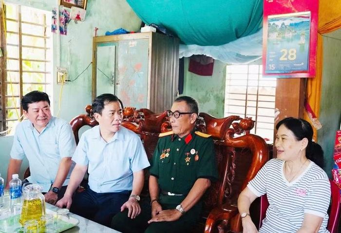 Đồng chí Nguyễn Văn Phương thăm hỏi, tặng quà thương binh Lê Văn Chung.