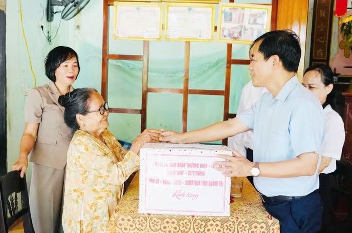 Đồng chí Nguyễn Văn Phương tặng quà đến bà Cao Thị Diến, con gái liệt sĩ Cao Hữu Thí.
