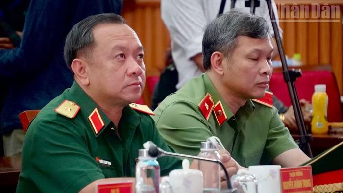 Thiếu tướng Nguyễn Thành Trung, Chính ủy Bộ Tư lệnh Thành phố Hồ Chí Minh xúc động theo dõi chương trình trao di ảnh liệt sĩ cho thân nhân.