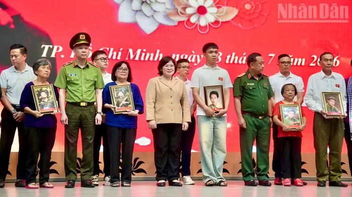 Em Thuận xúc động khi đón nhận di ảnh người ông từ Bộ Tư lệnh Thành phố Hồ Chí Minh.