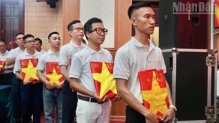 Nhóm phục dựng ảnh thiện nguyện TeamLee chuẩn bị trao di ảnh cho thân nhân liệt sĩ.