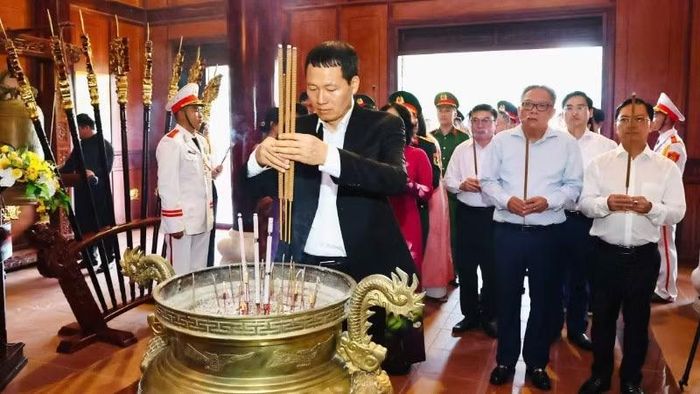 Bí thư Thành ủy Đồng Nai Vũ Hồng Văn cùng các đồng chí lãnh đạo thành phố dâng hương tại Đền Liệt sĩ Xuân Lộc.