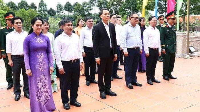 Đoàn lãnh đạo thành phố Đồng Nai dâng hương tại Đền Liệt sĩ Long Khánh.