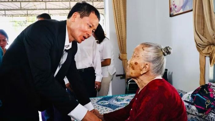 Bí thư Thành ủy Đồng Nai Vũ Hồng Văn thăm hỏi Mẹ Việt Nam Anh hùng Đỗ Thị Miên, xã Xuân Phú.