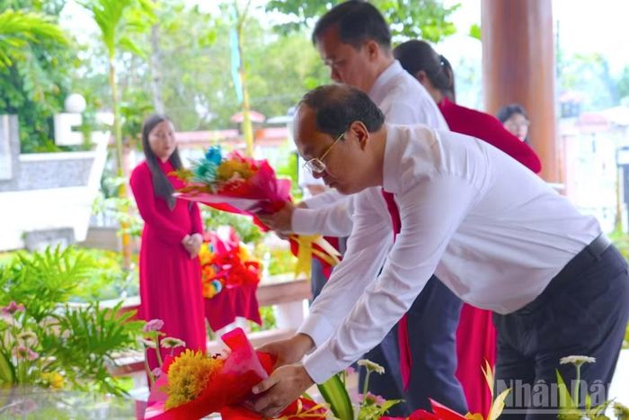 Lãnh đạo tỉnh Cà Mau dâng hoa tại Đền thờ 10 Anh hùng liệt sĩ khởi nghĩa Hòn Khoai.