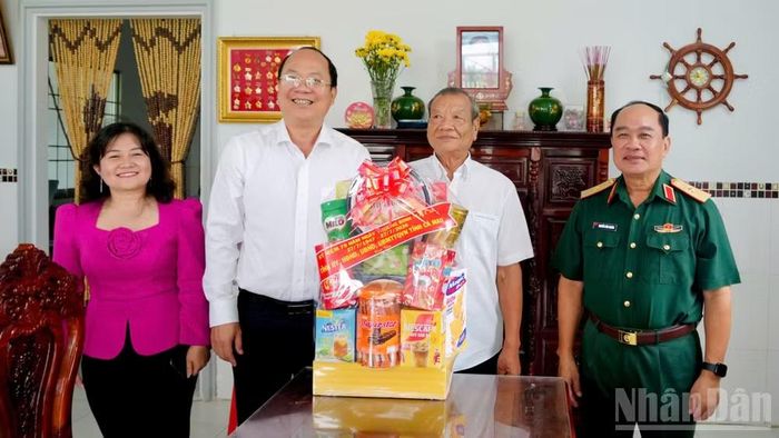 Bí thư Tỉnh ủy Cà Mau Nguyễn Hồ Hải (thứ hai từ trái qua) tặng quà tri ân thương binh Lữ Thanh Kỳ.