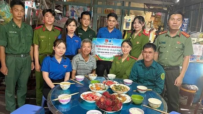 Tổ chức bữa cơm sum vầy cho gia đình chính sách tại khu phố Bình Hòa Trung, phường Thường Lạc.