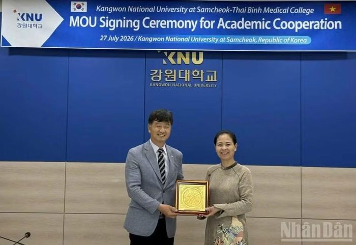 Lãnh đạo 2 trường trao tặng quà lưu niệm cho nhau.