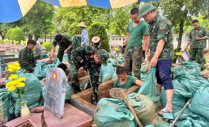 Tại mỗi phần mộ đều có 4 cán bộ, chiến sĩ thay nhau moi đất, múc nước ra ngoài.