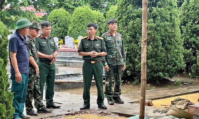 Đại tá Vương Đình Hòa (thứ hai từ phải sang), Chính ủy Bộ Chỉ huy quân sự tỉnh Điện Biên thăm, động viên cán bộ, chiến sĩ làm nhiệm vụ khai quật, lấy mẫu tại Nghĩa trang liệt sĩ Độc Lập.