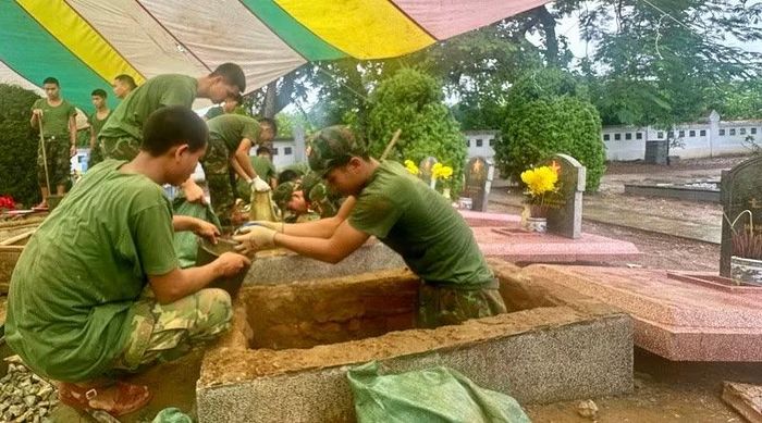 Các chiến sĩ cẩn thận moi từng vốc đất...