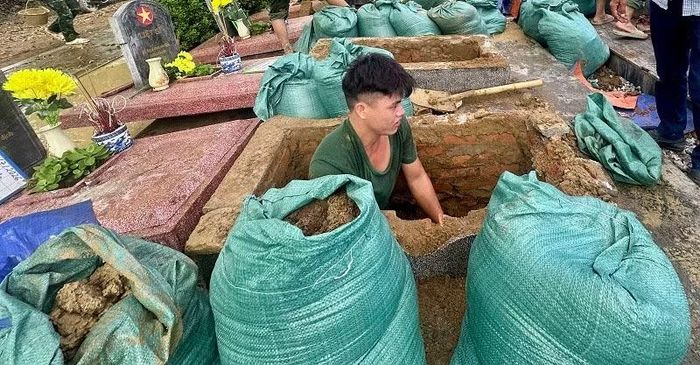 Chiến sĩ phải moi từng vốc đất trong các phần mộ sâu dưới 1,5m mới tìm được hài cốt để lấy mẫu.