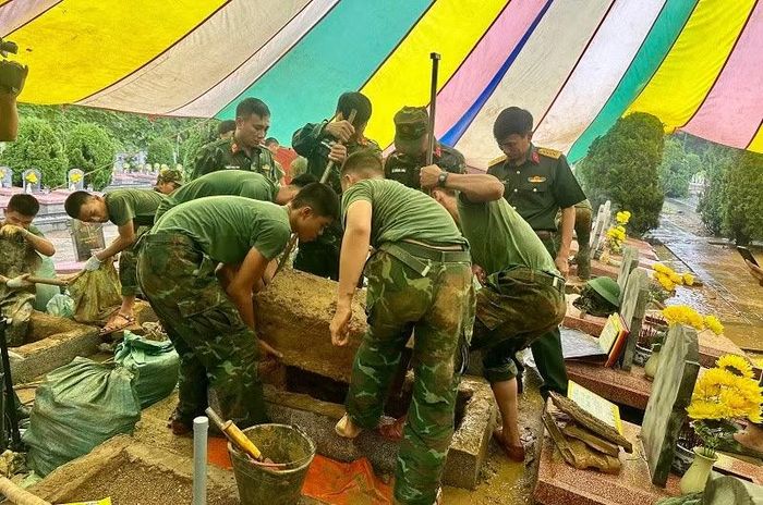 Công đoạn nhấc từng tiểu lên mặt đất phải có nhiều cán bộ, chiến sĩ chung sức thực hiện.