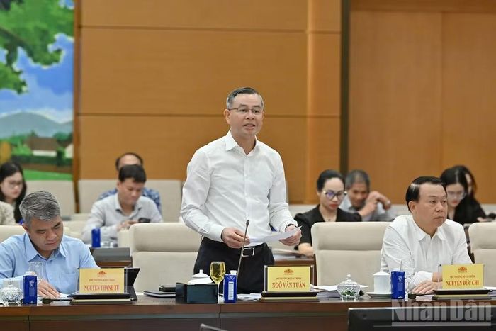 Bộ trưởng Tài chính Ngô Văn Tuấn trình bày tờ trình định hướng xây dựng dự án Luật Ngân sách nhà nước (hợp nhất). (Ảnh: THỦY NGUYÊN)
