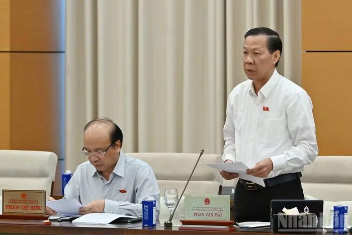 Chủ nhiệm Ủy ban Kinh tế và Tài chính Phan Văn Mãi nêu quan điểm thẩm tra. (Ảnh: THỦY NGUYÊN)