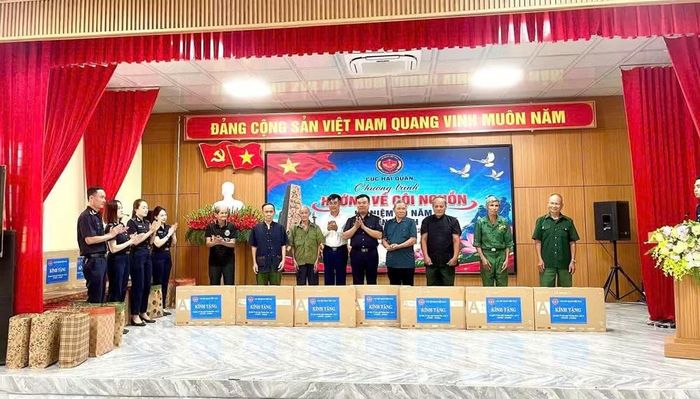 Cục trưởng Cục Hải quan Nguyễn Văn Thọ trao quà cho các gia đình chính sách tại Chương trình hướng về cội nguồn ở xã Thanh Thủy, tỉnh Tuyên Quang.