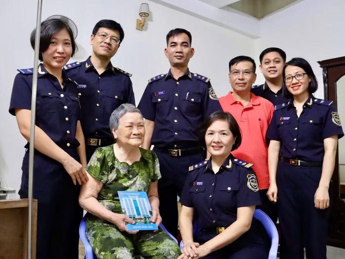 Lãnh đạo và công chức Chi cục Hải quan khu vực III thăm hỏi, tặng quà Mẹ Việt Nam Anh hùng Nguyễn Thị Ót, người được đơn vị nhận phụng dưỡng.