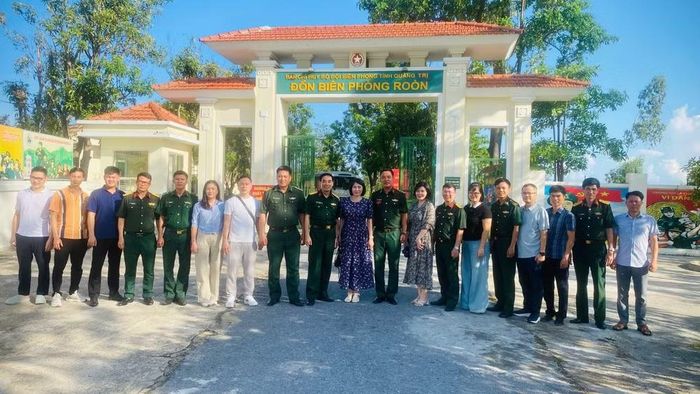 Đoàn công tác Khoa Công tác đảng, công tác chính trị (Học viện Quân y) tham quan, nghiên cứu thực tế tại Đồn Biên phòng Roòn (Ban Chỉ huy Bộ đội Biên phòng tỉnh Quảng Trị).