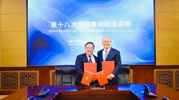 Đại diện Hải quan Việt Nam và Tổng cục Hải quan Trung Quốc trao biên bản hợp tác tại Hội nghị Hợp tác chống buôn lậu lần thứ 18.