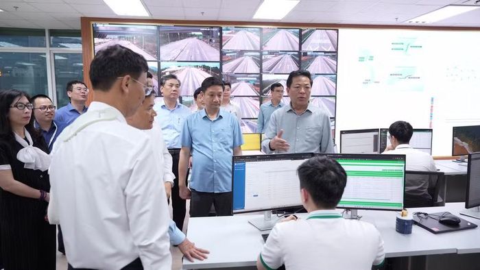Bộ trưởng Xây dựng Trần Hồng Minh thăm Trung tâm Kỹ thuật và Công nghệ Đường bộ phía bắc - nơi đang nghiên cứu, ứng dụng các giải pháp công nghệ phục vụ quản lý và điều hành giao thông.
