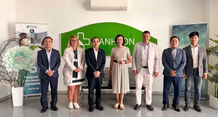 Đoàn công tác đến thăm và chụp ảnh với lãnh đạo Công ty DANHSON.(Ảnh: Đại sứ quán Việt Nam tại Bulgaria cung cấp)
