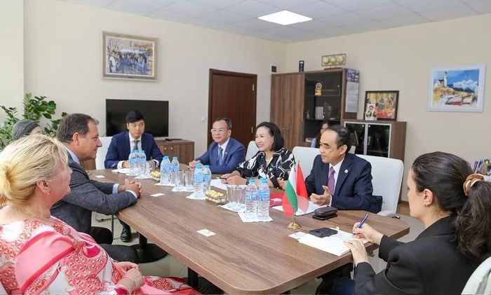 Quang cảnh buổi làm việc giữa Đại sứ Nguyễn Thị Minh Nguyệt và Đoàn công tác với lãnh đạo Đại học Y Sofia. (Ảnh: Đại sứ quán Việt Nam tại Bulgaria cung cấp)