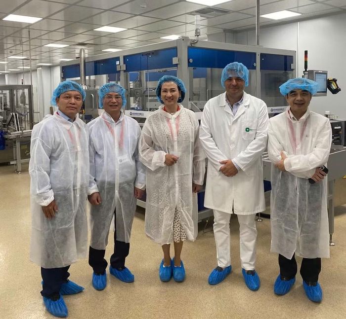 Đoàn công tác đến thăm dây chuyền sản xuất dược phẩm của Công ty DANHSON - một doanh nghiệp dược phẩm Bulgaria.(Ảnh: Đại sứ quán Việt Nam tại Bulgaria cung cấp)