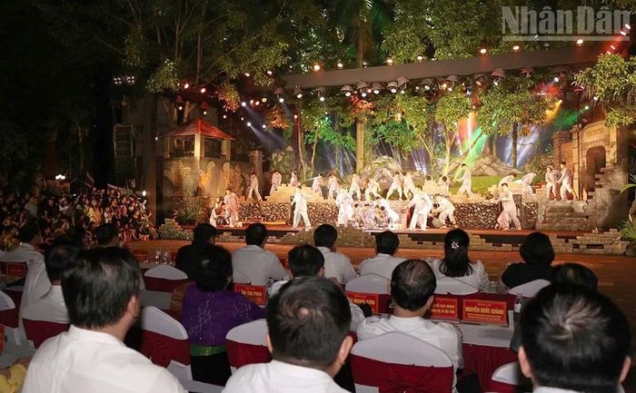 Chương trình nghệ thuật "Về nguồn" với chủ đề "Địa ngục trần gian" thu hút sự quan tâm của đông đảo cán bộ, đảng viên và nhân dân các dân tộc trên địa bàn tỉnh Sơn La.