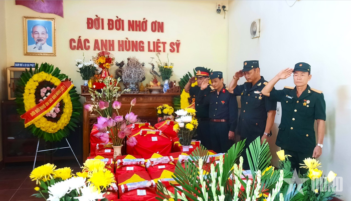 Các cựu chiến binh dâng hương tưởng niệm tại nhà quàn của Đội tìm kiếm, quy tập hài cốt liệt sĩ, Bộ CHQS tỉnh Tuyên Quang. Ảnh: VŨ DUY