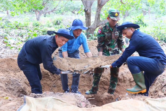 Đội K72, Bộ CHQS TP Đồng Nai quy tập hài cốt liệt sĩ tại Campuchia. Ảnh: BIỆN CƯỜNG