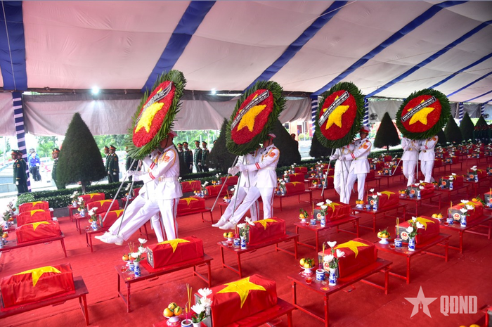 Lễ an táng hài cốt liệt sĩ quy tập tại Campuchia đưa về nước đợt 2, giai đoạn XXV (mùa khô 2025 - 2026). Ảnh: LƯƠNG ANH