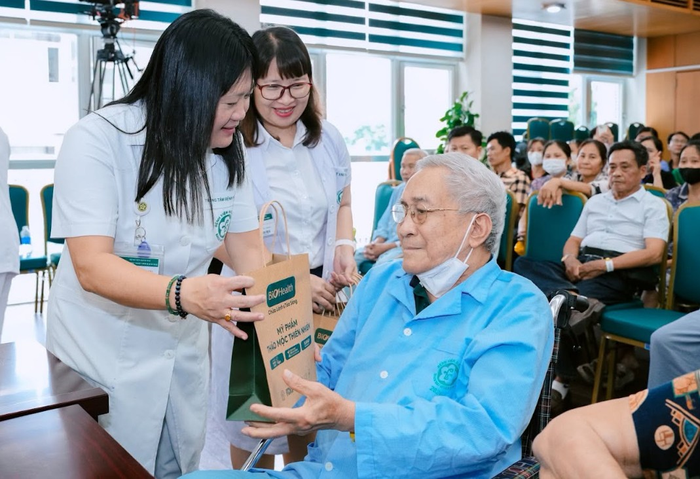 Bác sĩ Bệnh viện Bạch Mai tặng quà người có công đang điều trị tại bệnh viện. Ảnh: THẾ ANH
