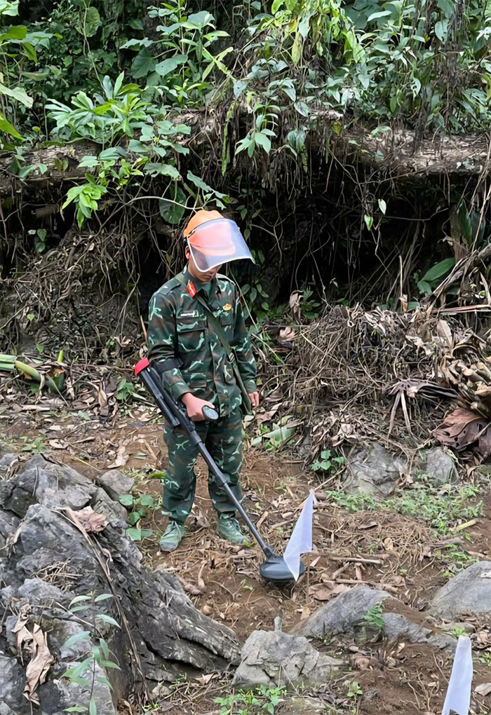 Từng chiến sĩ lặng lẽ, tỉ mỉ dò vật nổ.