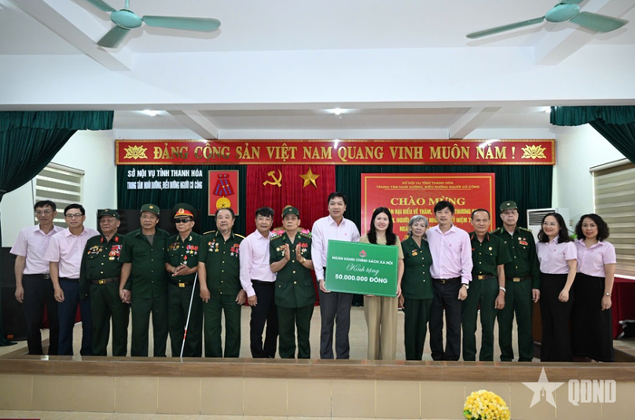  Các đơn vị, doanh nghiệp thăm hỏi, tặng quà thương binh, bệnh binh đang điều trị tại Trung tâm Nuôi dưỡng, điều dưỡng người có công Thanh Hóa.