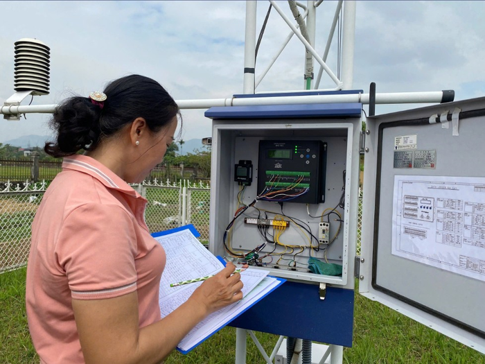 Quan trắc viên kiểm tra hệ thống quan trắc khí tượng tự động tại Trạm khí tượng Uông Bí (Quảng Ninh). Ảnh: NGUYỄN HỒNG