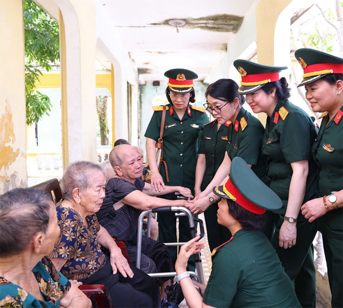 Các y, bác sĩ, nhân viên của Bệnh viện Trung ương Quân đội 108 thăm hỏi các bà, các mẹ tại Trung tâm Điều dưỡng người có công và bảo trợ xã hội Hà Tĩnh, tháng 7-2026. Ảnh: ĐỨC THUẤN 