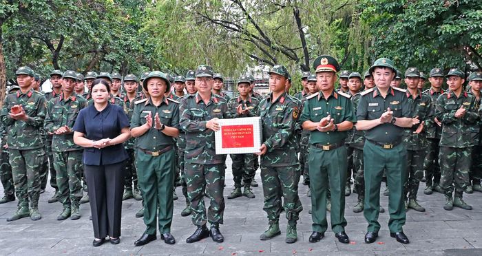 Thượng tướng Lê Quang Minh trao quà tặng Đội K53 (Bộ CHQS tỉnh Quảng Ngãi).