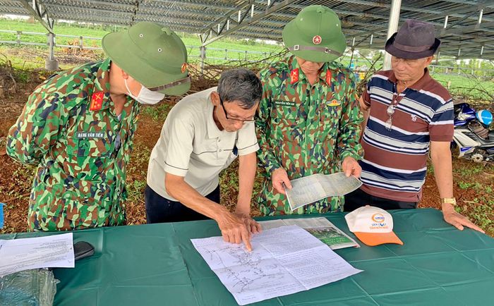 Cựu chiến binh Nguyễn Thành Chung (thứ hai, từ trái sang) cùng cán bộ, chiến sĩ Bộ CHQS tỉnh Đắk Nông (nay là tỉnh Lâm Đồng) khảo sát, tìm kiếm hài cốt liệt sĩ.