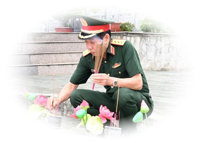 Thượng tướng Nguyễn Văn Gấu thắp hương tại Nghĩa trang Liệt sĩ phường Đăk Cấm (Quảng Ngãi).