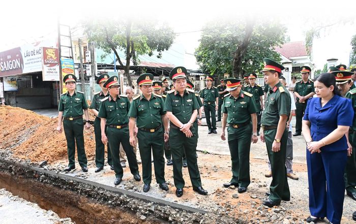 Thượng tướng Nguyễn Văn Gấu, Ủy viên Trung ương Đảng, Thứ trưởng Bộ Quốc phòng, Phó trưởng ban chỉ đạo quốc gia về tìm kiếm, quy tập và xác định danh tính hài cốt liệt sĩ kiểm tra hiện trường tìm kiếm, quy tập hài cốt liệt sĩ tại khu vực đường Trường Chinh (Quảng Ngãi).