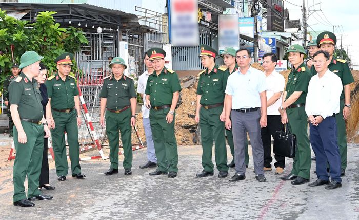 Thượng tướng Lê Quang Minh, Phó chủ nhiệm Tổng cục Chính trị, Ủy viên Ban Chỉ đạo quốc gia về tìm kiếm, quy tập và xác định danh tính hài cốt liệt sĩ kiểm tra hiện trường tìm kiếm, quy tập hài cốt liệt sĩ tại khu vực đường Trường Chinh (Quảng Ngãi).