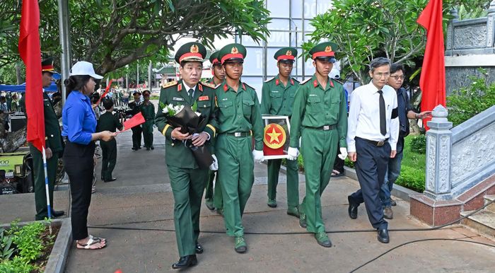 Thượng tướng Nguyễn Văn Gấu dự Lễ truy điệu và an táng 18 liệt sĩ quân tình nguyện và chuyên gia Việt Nam hy sinh qua các thời kỳ chiến tranh tại Campuchia được Đội K52 tìm kiếm, quy tập trong mùa khô 2025-2026.