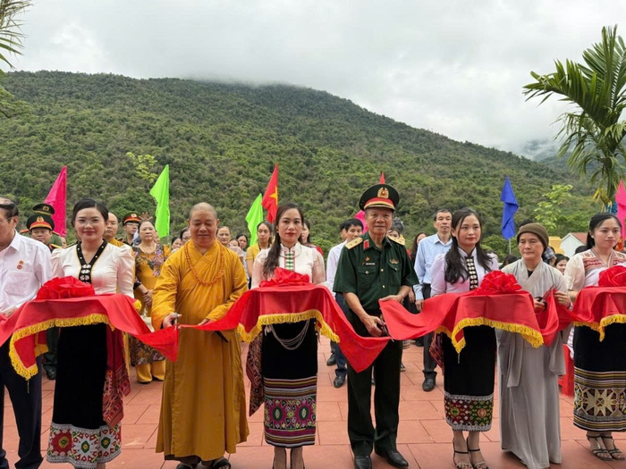 Trung tướng Hoàng Khánh Hưng cắt băng khánh thành nhà Bia tưởng niệm các anh hùng liệt sĩ tại xã Chiêu Lưu, tỉnh Nghệ An.