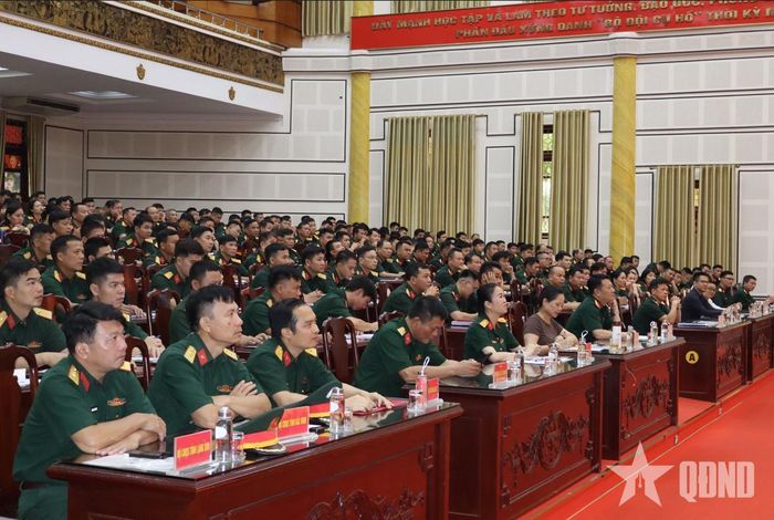 Các đại biểu, học viên dự khai mạc.