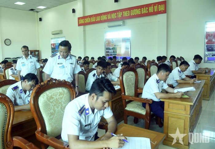  Các thí sinh thi lý thuyết các chuyên ngành.
