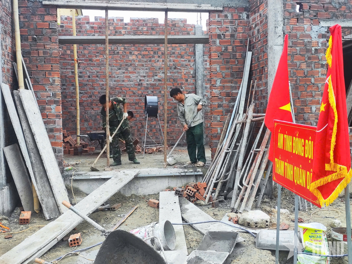 Tiểu đoàn 21 (Bộ Tham mưu, Quân đoàn 12) thực hiện chương trình hỗ trợ xóa nhà tạm, nhà dột nát cho đối tượng là con đẻ của người hoạt động kháng chiến bị nhiễm chất độc hóa học ở phường Yên Thắng.