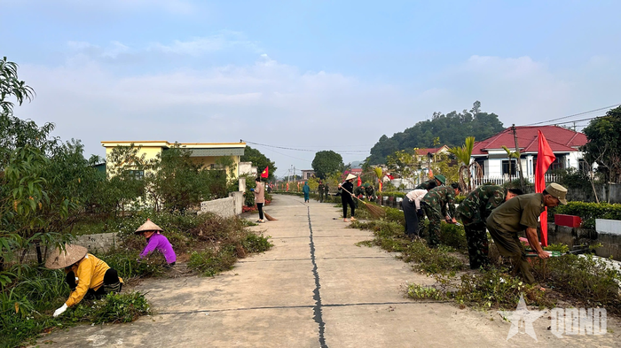 Tiểu đoàn 36 cùng nhân dân vệ sinh môi trường ở phường Trung Sơn.