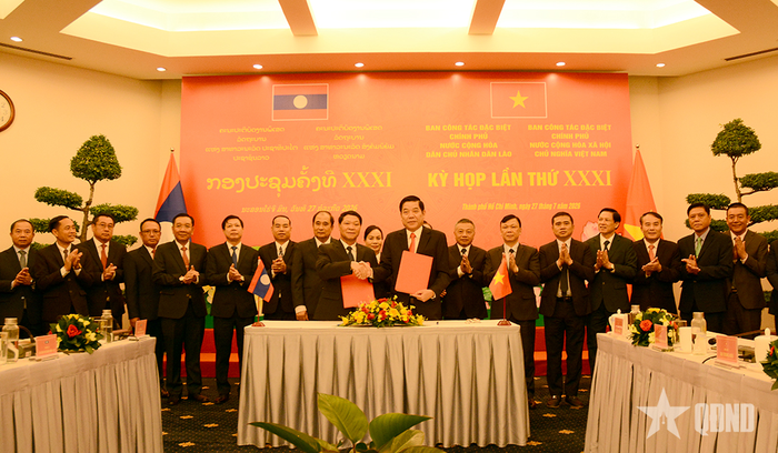 Hai bên ký kết biên bản kỳ họp.