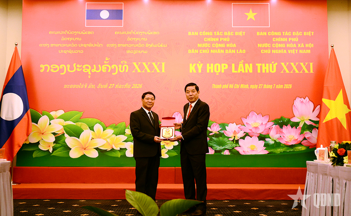 Thượng tướng Nguyễn Văn Gấu trao quà lưu niệm tặng Thượng tướng Vongsone Inpanphim.