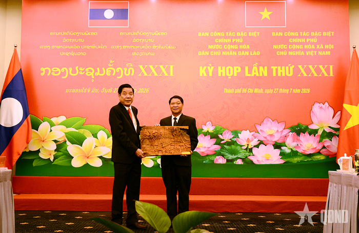 Thượng tướng Vongsone Inpanphim trao quà lưu niệm tặng Thượng tướng Nguyễn Văn Gấu.